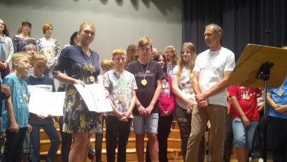 Bild: abu
Gratulation zum zweiten Preis beim Wettbewerb "Mut zur Nachhaltigkeit": Diplom-Religionspädagoge Werner Viehause von der Schulpastoral Regensburg (von rechts) überreicht den Sandra Fichtl, Vanessa Heldmann, Jonas Dürr und Oliver Brors sowie Lehrerin Maria Buchfelder die Gewinnerurkunde.