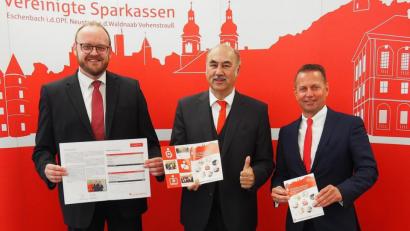 Bild: Bühner
Zufrieden mit der Jahresbilanz der Vereinigten Sparkassen sind (von links) Verwaltungsratsvorsitzender Landrat Andreas Meier, Vorstandsvorsitzender Josef Pflaum und Vorstandsmitglied Gerhard Hösl.