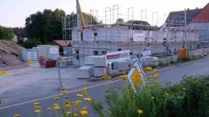 Bild: do
Der Vorbacher Wohnungsbau in kommunaler Hand mit einer spektakulären Höchstförderung von 90 Prozent geht zügig voran. Mit der Vergabe weiterer Gewerke erhöht sich die Vergabesumme für die 9 Wohneinheiten auf 1,6 Millionen Euro.