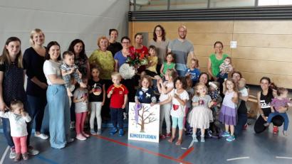 Bild: hai
Zehn Jahre hat Martina Kuhbandner (mit Blumenstrauß) das Mutter-Kind-Turnen betreut. Zur Verabschiedung kommt auch VHS-Leiterin Gertraud Pögelt (Fünfte von links).