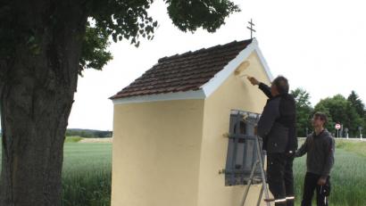 Bild: lg
Hans Baumer und Sebastian Baumer bei den Malerarbeiten an der alten Schmiedkapelle.