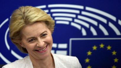 Bild: Marijan Murat/dpa
Die neue EU-Kommissionspräsidentin Ursula von der Leyen lacht bei einer Pressekonferenz nach ihrer Wahl.