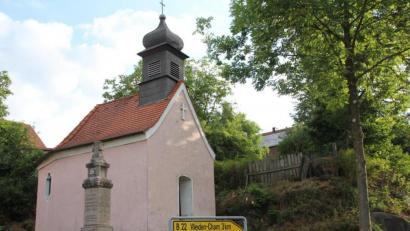 Bild: frd
Die Wassergemeinschaft Rottendorf hat sich den Erhalt der Dorfkapelle auf die Fahnen geschrieben. Für die geplante Sanierung wird nun Geld in die Hand genommen.