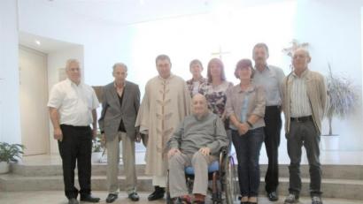 Bild: tu
Priesterjubilar Pfarrer Wolfgang Hastler freut sich über den Besuch von Stadtpfarrer Pater Hans Ring und der Abordnung aus der Pfarrgemeinde Burkhardsrieth.