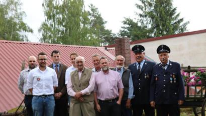 Bild: bnr
Gut auf gelegt feierte Ludwig Zimmerer seinen 90. Geburtstag. Neben der Feuerwehr, dem TSV und dem Wald- und Verschönerungsverein gratulierten auch Pfarrer Hans Spitzhirn und Bürgermeister Martin Schwandner dem hochgeschätzten Geburtstagskind.