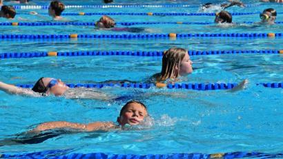 Bild: Petra Hartl
Bevor am Freitag um 12 Uhr alle ins Wasser dürfen, die wollen, sind die Schüler an der Reihe. Eröffnet wird das 24-Stunden-Schwimmen um 9 Uhr mit dem Startschuss für die Vertreter der Stadt, des Stadtverbandes für Sport und der Sponsoren.