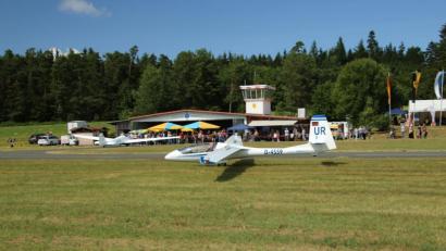 Bild: gdö
Die „SZD59 Acro“ mit Pilot Matthias Döhrling kommt von einer beeindruckenden Kunstflugvorführung unten) zurück.