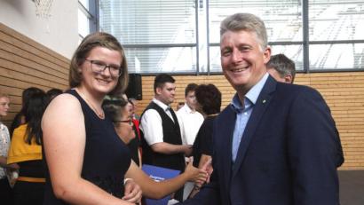 Bild: Hirsch
Schulleiter Tobias Mandl (rechts) gratulierte der besten Absolventin bei den Küchenhilfen, Regina Kerschensteiner, und verlieh ihr zudem einen Anerkennungspreis.