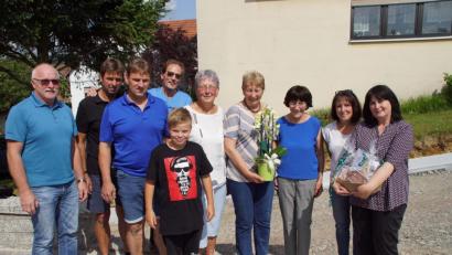 Bild: mmj
Betti Flöttl (Mitte) freute sich an ihrem 80. Geburtstag über den Besuch ihrer Söhne Anton und Hubert (Zweiter und Dritter von links) sowie von Urenkel Luca. Glückwünsche überbrachten Bürgermeisterin Birgit Höcherl (rechts) sowie Vereinsvertreter.