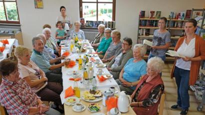 Bild: nm
Die "Hutzastub'n" machte Station im Rathaus. Dort wurde den Senioren die Bücherei vorgestellt.