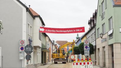 Bild: bl
Mit Hinweisen auf Parkplätze in der Nähe und Rabatt-Aktionen versuchen die Inhaber der Geschäfte in der Oberviechtacher Bahnhofstraße ihre Kunden mit der Baustelle zu versöhnen.