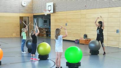 Bild: exb
Das klappt doch schon ganz gut: Bereits nach dem ersten Training mit Beate Schmucker (rechts) können die Mädchen und Buben zu verschiedenen Musikstücken trommeln.