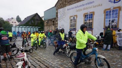Bild: eib
Nach kurzem Halt beim CeBB ging es für die Moped-Lenker wieder weiter auf der Rundfahrt entlang der bayerisch-böhmischen Grenze.