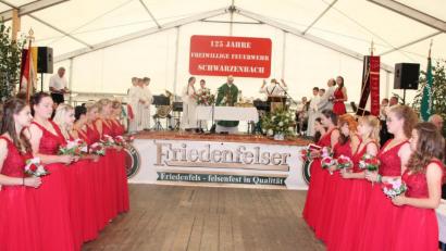 Bild: kro
Imposante Kulisse mit den Festdamen beim Gottesdienst im Festzelt.