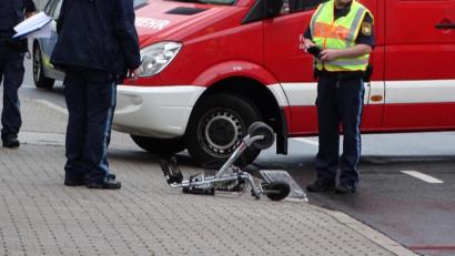 Bild: Dobmeier
Als Unfallschwerpunkt ist die Stelle an der Frauenrichter Straße nahe des Gasthofes Dagner bei der Polizei nicht bekannt, an der am Samstag eine 91-Jährige und ihr Rollator mit einem Auto zusammenstießen. Die Frau starb noch an der Unfallstelle.