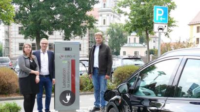 Bild: kgg
Doreen Ibrahimovic, Bürgermeister Bernd Sommer und Stadtbaumeister Hubert Siller (von links) haben am Parkplatz Schwanenwiese symbolisch die neue Ladesäule für E-Autos in Betrieb genommen.