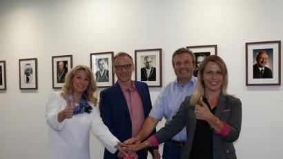 Bild: kgg
Die symbolische Inbetriebnahme im Rathaus mit (von links) Marion Thüngen (Regio Managerin Telekom), Bürgermeister Bernd Sommer, Martin Rosner (Breitbandpate der Stadt Waldsassen) und Nicole Fischer (Telekom-Shop Marktredwitz).
