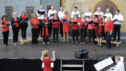 Bild: u
Die Sommerserenade zählt zu den Events, ohne die Hirschaus Kulturszene ein gutes Stück ärmer wäre. Am Sonntag lieferte der Gemischte Chor und Leitung von Jana Müller, am E-Piano von Roman Podokschik begleitet, mit seinen gekonnten Darbietungen einen eindrucksvollen Beweis.