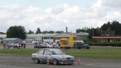 Bild: br
Dröhnende Motoren und quietschende Reifen bestimmen beim 4. ADAC Flugplatzslalom das Bild auf der Start- und Landebahn der Fliegerschule Strößenreuther.