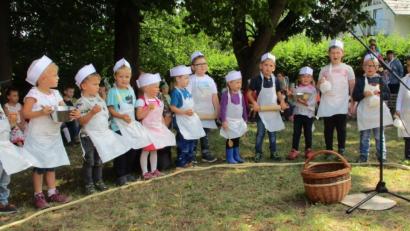 Bild: mez
Über ein Dutzend fleißige Bäckermeister sind unter anderem zu Gast beim Herz-Jesu-Sommerfest des katholischen Kinderhauses. Die Kleinen zeigen, was es alles in „Immarath“ gibt.