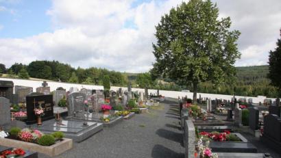 Bild: wro
Die bereits begonnenen Arbeiten im Friedhof werden mit einer weiteren Wege-Neugestaltung fortgesetzt. Die Angebote liegen bereits vor und wurden im Marktrat unter die Lupe genommen.
