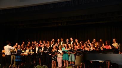 Bild: bey
Mit einem Medley aus dem Musical "Mamma Mia" endete das begeistert aufgenommene Sommerkonzert des Gymnasiums Neustadt/WN in der Stadthalle.