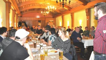 Bild: es
Vorsitzender Benedikt Uhlemann (stehend, rechts) stellt in der sehr gut besuchten Versammlung am Sonntag im Sporthotel "Zur Post" die bisherigen Überlegungen zum Ablauf des St.Jodokritts 2019 vor.