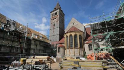 Bild: Wolfgang Steinbacher
Der Hof des Kastler Klosters dient derzeit hauptsächlich als Lagerraum für diese riesige Baustelle. Der Umbau des zuletzt als ungarisches Gymnasium genutzten Gebäudekomplexes in eine Polizeihochschule für 120 Studenten kostet am Ende rund 60 Millionen Euro.