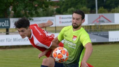 Bild: ham
Max Mischinger (vorne, Szene aus der Partie gegen Neukirchen) und die SpVgg Pfreimd unterlagen am Mittwochabend beim TSV Kareth-Lappersdorf.
