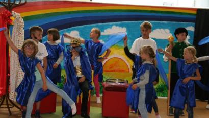 Bild: fpoz
In dieser Szene des Kindermusicals hat der Blaue Tag das Sagen, während der König schläft.