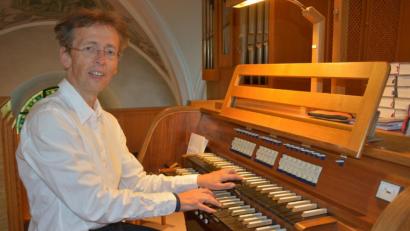 Bild: jr
Wieland Meinhold an der Orgel der Pfarrkirche St. Laurentius.