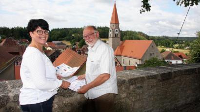Bild: wro
Das Ferienprogramm der Marktgemeinde Falkenberg ist erneut vielseitig und bunt. Vorgestellt wurde es von der Jugendbeauftragten Alexandra Hasenfürter und Bürgermeister Herbert Bauer im Burghof.