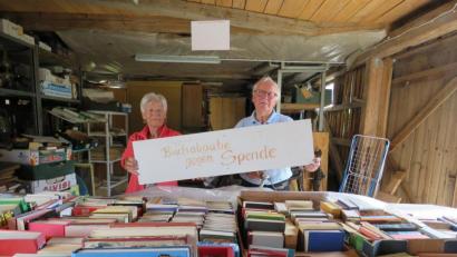 Bild: ubb
Irmgard und Gisbert Schulwitz freuen sich am Wochendne auf viele Interessierte am Bücherflohmarkt des Rotarx Clubs Stiftland für einen guten Zweeck.
