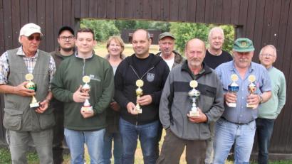 Bild: kro
Vorsitzender Bernd Körner (rechts) ehrte die besten Großkaliberschützen bei der Vereinsmeisterschaft.