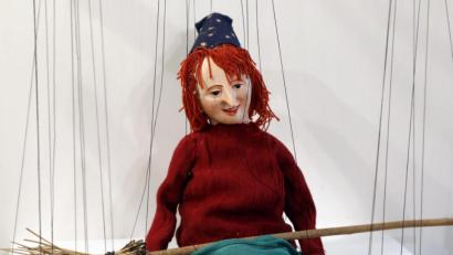 Bild: Gerhard Götz
Spielfiguren wie die kleine Hexe möchten eine Heimat. Das Schwandorfer Marionettentheater kann sich diese im ehemaligen Sparkassengebäude in Fronberg vorstellen.