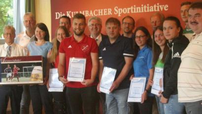 Bild: chap
Strahlende Gesichter bei der Fairnesspreisverleihung des Fußballbezirks Oberpfalz: Senior-Produktmanagerin Birgit Reichhardt von der Kulmbacher Brauerei (links) übergab mit Bezirksvorsitzenden Thomas Graml (Achter von links) die Preise.