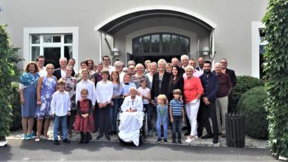 Bild: rgr
Maria Lehner (vorne, Mitte) feiert im Kreis ihrer großen Familie ihren 90. Geburtstag.