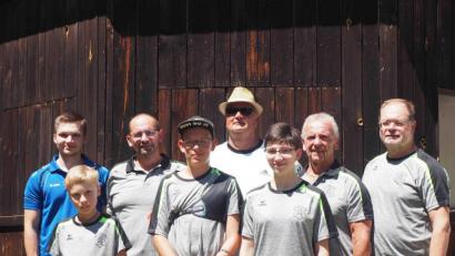 Bild: ksi
Die Bogenschützen stellten sich zum Foto (von links): Felix Spannbauer, Simon Birner, Mario Baumkirchner, Max Bauer, Siegfried Knipl, Lucia Koch, Günther Baumkirchner und Harry Greifelt.