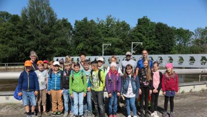 Bild: jzk
Klassenlehrerin Carola Krausch (hinten links) dankt Harald Fröber und Manuel Scharf (hinten von rechts) für die interessante Führung in der Kläranlage.