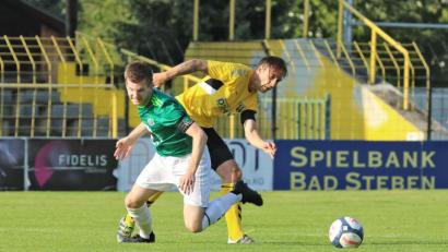 Bild: Mario Wiedel
Zur Sache ging's auf der grünen Au. Die DJK Ammerthal Kapitän Bernhard Neumayer (links) gibt keinen Ball verloren.