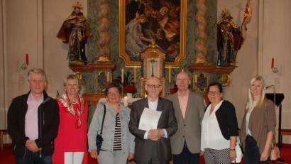 Bild: bkr
Mit einem besonderen Gruß an alle Immenreuther verabschiedet Ehrenpräses Alfons Wurm (Mitte) die fünfköpfige Delegation mit Gerhard und Monika Kainz, Marita Doleschal, Hans und Angela Protschky sowie Susanne Kainz (von links).