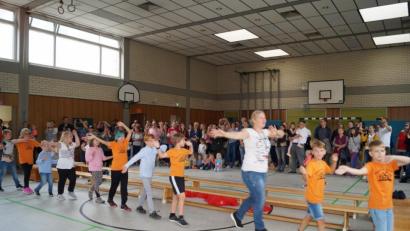 Bild: du
Höhepunkt des Schulfestes ist der Olympia-Tanz aller Schüler in einem großen Kreis durch die Turnhalle unter der Leitung von Astrid Locke-Paul (Mitte).
