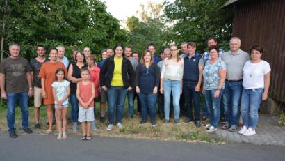 Bild: jr
Jagdpächter Edgar Wenisch (links) bejagt seit zwei Jahrzehnten das Jagdrevier „Raumberg“. Landwirte und Jagdgenossen sowie deren Familien waren daher zu einem gemütlichen Abend in Kleinbüchlberg eingeladen. Mit dabei war auch Forstbetriebsleiter Norbert Zintl (Zweiter von rechts) vom Forstbetrieb Waldsassen.