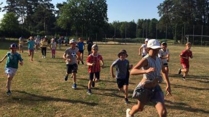 Bild: nbu
Auf dem Sportplatz des FC Freihung drehten die Grundschüler der Josef-Voit-Grundschule Freihung fleißig Runde um Runde beim Sponsorenlauf.
