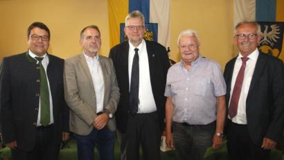 Bild: Hirsch
Bürgermeister Thomas Falter, Bezirksleiter Hartmuth Baumann, Knappschafts-Vorstandsmitglied Udo Eisberg, Ortsvorsitzender Franz Hauser und Bürgermeister Harakd Bemmerl (von links) sprachen bei der 110-Jahrfeier der Ortsgruppe Wackersdorf der IG Bergbau-Chemie-Energie.