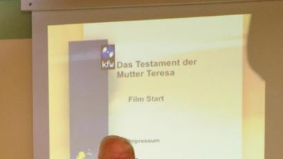 Bild: fppö
Pfarrer Wölfel bei seinem Vortrag über Mutter Teresa bei der KAB in Pechbrunn.
