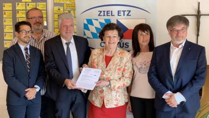 Bild: mef
Euregio-Egrensis-Präsidentin Birgit Seelbinder (Dritte von rechts) überbringt den Zuwendungsbescheid, der sich auf eine Zuschusshöhe bis maximal 6817 Euro bezieht. Bürgermeister Günter Stich (Dritter von links) und sein tschechischer Kollege Jan Opl (links) freuen sich über die erste schnelle Förderung. Mit im Bild Rektor Gerhard Steiner (Zweiter von links) und zweiter Bürgermeister Rozšafný Oldřich (rechts) mit Hana Mitrovská von der Gemeindeverwaltung Tlučná.
