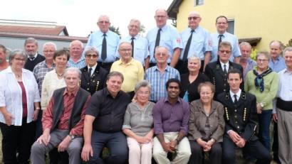 Bild: ohr
Barbara Schießl (sitzend Mitte) aus Wölsendorf durfte bei der Feier zu ihrem 80. Wiegenfest bei Tochter Martina und Schwiegersohn Hubert in Grafenricht viele Hände schütteln. Glückwünsche überbrachte Pfarrvikar Joseph Kokkoth (rechts daneben) für die Pfarrei Schwarzenfeld. Bürgermeister Hans Gradl (links daneben) gratulierte im Namen der Gemeinde Schwarzach.