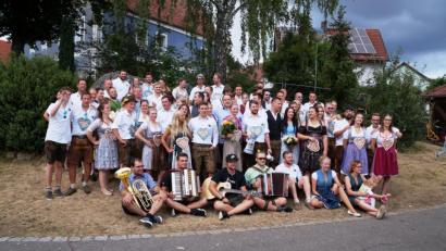 Bild: oe
So viele Kirwaleute: 19 aktuelle und 15 ehemalige Paare tanzten am Sonntag in Ammerthal um den Baum.