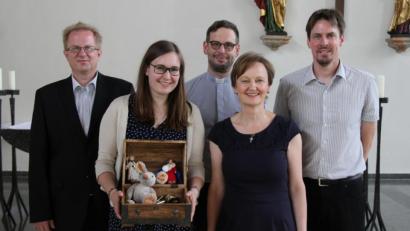 Bild: exb
Pfarrgemeinderatssprecher Reiner Hofmann, Maria Meyer, Pfarrer Dominik Mitterer, Gemeindereferentin Regina Probst und Kirchenpfleger Stefan Hüttl (von links) bei der Verabschiedung der Pastoralpraktikantin.